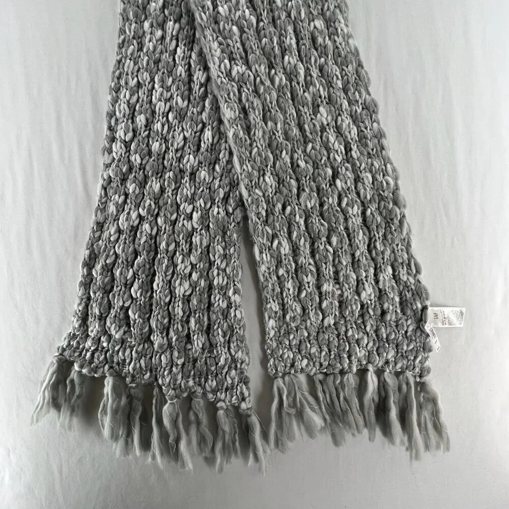 Gap Chunky Knit Scarf Neck Warmer One Size Fringed Soft Cozy Marled Gray White